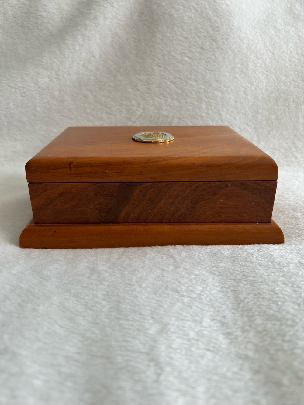 Wooden music box with University of Maine brass medallion - Picture 4 of 11